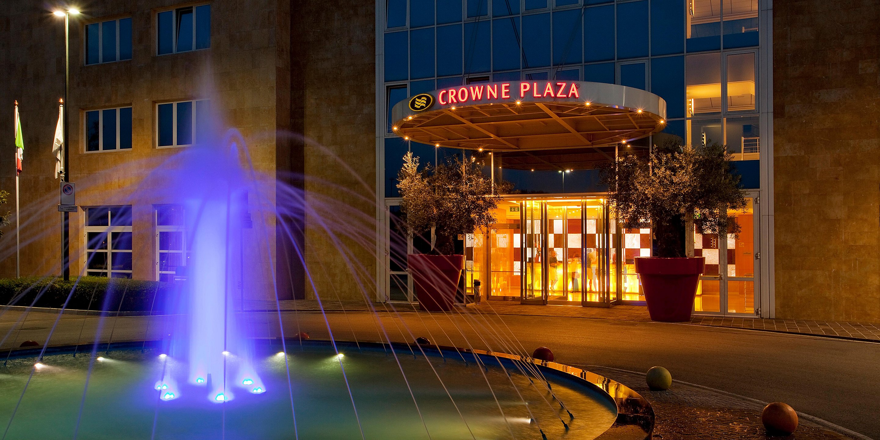 crowne-plaza-padova-entrance-2532937436-2x1.jpeg